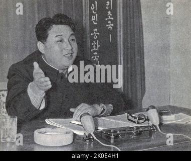 Propagandafoto von Kim Il-sung, um mit Mitgliedern der kommunistischen Partei zu sprechen, um die Arbeiter in Nordkorea zu motivieren, das Land aus den Trümmern des Koreakrieges zu holen, um in kurzer Zeit ein besseres Leben und ein wohlhabenderes Land zu erhalten. Kim Il-sung führte den Begriff Chollima erstmals im Dezember 1956 ein, kurz vor Beginn des Fünfjahresplans 1957-61. Stockfoto