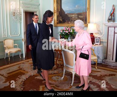 Präsident Barack Obama und First Lady Michelle Obama werden am 1. April 2009 von Ihrer Majestät Königin Elizabeth II. Im Buckingham Palace in London begrüßt. Stockfoto