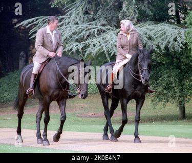 Präsident Ronald Reagan reitet Pferde mit Königin Elizabeth II. Während des Besuchs von Windsor Castle, 8.. Juni 1982 Stockfoto