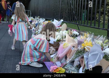 Sydney, Australien. 11.. September 2022. Mitglieder der Öffentlichkeit wurden gebeten, Blumen vor dem Government House, dem offiziellen Wohnsitz des Vertreters des Monarchen für NSW, zu lassen. Ein langsames Rinnsal von Menschen ging durch, um Blumen zu platzieren und ihre Achtung zu bezahlen. Kredit: Richard Milnes/Alamy Live Nachrichten Stockfoto