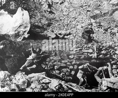 Soldaten der chinesischen Volksbefreiungsarmee im Einsatz während des chinesischen Bürgerkrieges 1948. Stockfoto