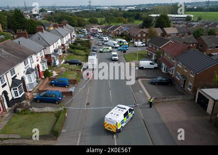 Newbury Lane, Oldbury, England - 11. 2022. September - The Wolverhampton Road Crime Scene - West Midlands Police untersucht einen versuchten Mord an Newbury Lane in Oldbury, bei dem ein 32-jähriger Mann erstochen wurde, wodurch er schwer verletzt wurde. Die Beamten sperrten eine Reihe von Wohnungen ab, in denen der Angriff stattfand. Ein Haus war auch von Offizieren besetzt. Etwa eine Viertelmeile (400 m) vom Tatort entfernt schloss die Polizei auch einen Teil der Wolverhampton Road, in dem ein Mercedes-Fahrzeug in der Nähe einer Esso-Garage abgestürzt war. Stockfoto