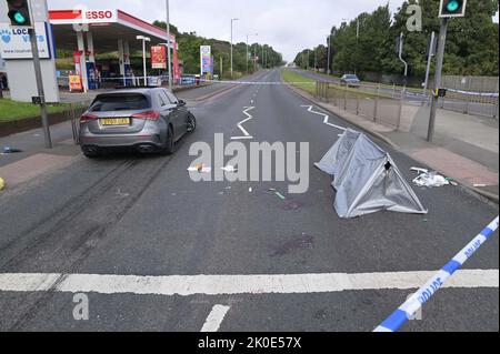 Wolverhampton Road, Oldbury, England - September 11. 2022 - der Wolverhampton Road Tatort - die West Midlands Police untersucht einen versuchten Mord an der Newbury Lane in Oldbury, wo ein 32-jähriger Mann erstochen wurde, wodurch er schwer verletzt wurde. Die Beamten sperrten eine Reihe von Wohnungen ab, in denen der Angriff stattfand. Ein Haus war auch von Offizieren besetzt. Etwa eine Viertelmeile (400 m) vom Tatort entfernt schloss die Polizei auch einen Teil der Wolverhampton Road, in dem ein Mercedes-Fahrzeug in der Nähe einer Esso-Garage abgestürzt war. Stockfoto