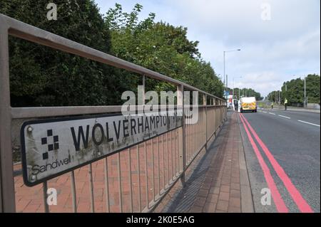 Wolverhampton Road, Oldbury, England - September 11. 2022 - der Wolverhampton Road Tatort - die West Midlands Police untersucht einen versuchten Mord an der Newbury Lane in Oldbury, wo ein 32-jähriger Mann erstochen wurde, wodurch er schwer verletzt wurde. Die Beamten sperrten eine Reihe von Wohnungen ab, in denen der Angriff stattfand. Ein Haus war auch von Offizieren besetzt. Etwa eine Viertelmeile (400 m) vom Tatort entfernt schloss die Polizei auch einen Teil der Wolverhampton Road, in dem ein Mercedes-Fahrzeug in der Nähe einer Esso-Garage abgestürzt war. Stockfoto