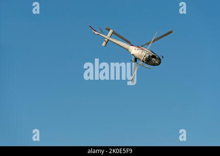 Helikopter Mit Montierten Spritzstangen In Flight, Wallis, Schweiz Stockfoto