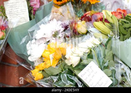 Cardiff, Wales, Großbritannien. 11. September 2022. Blumen-Tribute vor dem Pierhead Building, Cardiff Bay, Wales, 11.. September 2022.Credit Penallta Photographics/Alamy Live Credit: Penallta Photographics/Alamy Live News Stockfoto