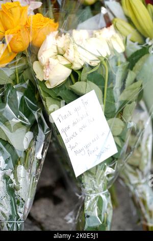 Cardiff, Wales, Großbritannien. 11. September 2022. Blumen-Tribute vor dem Pierhead Building, Cardiff Bay, Wales, 11.. September 2022.Credit Penallta Photographics/Alamy Live Credit: Penallta Photographics/Alamy Live News Stockfoto