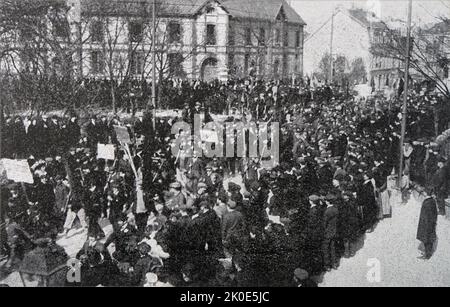 Frankreich: Große Demonstration mit Weinbauern, die sich weigerten, Steuern zu zahlen; die Gemeinderäte traten zurück, und 125 der Gemeinden des Departements hatten keinen stadtrat, einschließlich der Stadt Troyes. 1907. Stockfoto