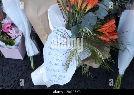 Sydney, Australien. 11.. September 2022. Mitglieder der Öffentlichkeit wurden gebeten, Blumen vor dem Government House, dem offiziellen Wohnsitz des Vertreters des Monarchen für NSW, zu lassen. Ein langsames Rinnsal von Menschen ging durch, um Blumen zu platzieren und ihre Achtung zu bezahlen. Kredit: Richard Milnes/Alamy Live Nachrichten Stockfoto