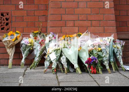 Cardiff, Wales, Großbritannien. 11. September 2022. Blumen-Tribute vor dem Pierhead Building, Cardiff Bay, Wales, 11.. September 2022.Credit Penallta Photographics/Alamy Live Credit: Penallta Photographics/Alamy Live News Stockfoto