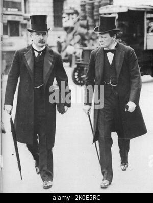 Die zukünftigen britischen Premierminister David Lloyd George und Winston Churchill im Jahr 1907 während des Höhepunktes ihrer „radikalen Phase“ als Sozialreformer. Stockfoto