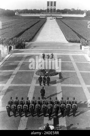 Die Nürnberger Kundgebung war die jährliche Kundgebung der Nazi-Partei in Deutschland, die von 1923 bis 1938 stattfand. Es handelte sich um große Propagandaveranstaltungen der Nazis, insbesondere nach dem Aufstieg Adolf Hitlers zur Macht im Jahr 1933. Diese Ereignisse fanden von 1933 bis 1938 auf dem Gelände der Reichsparteienversammlung in Nürnberg statt. Stockfoto