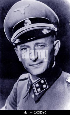 Adolf Eichmann (1906. - 1. Juni 1962) war ein deutsch-österreichischer SS-Obersturmbannführer und einer der Hauptorganisatoren des Holocaust. Er wurde vom SS-Obergruppenführer Reinhard Heydrich beauftragt, die Logistik der Massendeportation von Juden in Ghettos und Vernichtungslager während des Zweiten Weltkriegs zu erleichtern und zu verwalten Eichmann wurde in einem weithin veröffentlichten Prozess in Jerusalem für Kriegsverbrechen verantwortlich gemacht, wo er 1962 durch Erhängen hingerichtet wurde. Stockfoto