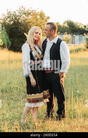 Ehemann und Ehefrau in serbischer traditioneller Kleidung. Stockfoto