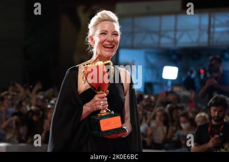 Cate Blanchett posiert mit der Coppa Volpi als Beste Schauspielerin für „Tar“ während der Fotoschau der Preisträger beim Internationalen Filmfestival Venedig 79. am 10. September 2022 in Venedig, Italien. â©Foto: Cinzia Camela. Stockfoto