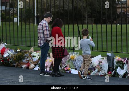 Sydney, Australien. 11.. September 2022. Mitglieder der Öffentlichkeit wurden gebeten, Blumen vor dem Government House, dem offiziellen Wohnsitz des Vertreters des Monarchen für NSW, zu lassen. Ein langsames Rinnsal von Menschen ging durch, um Blumen zu platzieren und ihre Achtung zu bezahlen. Kredit: Richard Milnes/Alamy Live Nachrichten Stockfoto