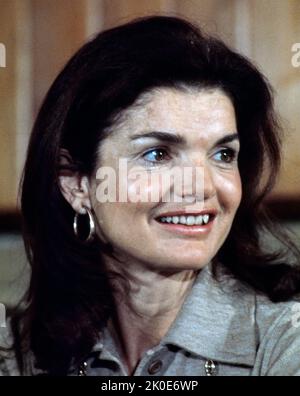 1971 Fotografie von Jacqueline 'Jackie' Kennedy Onassis (1929 - 1994) Ehefrau von Präsident John F. Kennedy. Eine beliebte First Lady. Nach der Tötung und Beerdigung ihres Mannes im Jahr 1963 zogen sich Kennedy und ihre Kinder weitgehend aus der Öffentlichkeit zurück. 1968 heiratete sie den griechischen Schifffahrtsmagnaten Aristoteles Onassis. Stockfoto