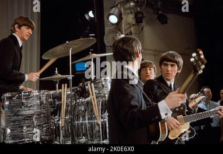 1964 USA-Tournee der Beatles, einer englischen Rockband, die 1960 in Liverpool gegründet wurde. Die Gruppe, deren bekanntestes Line-Up John Lennon, Paul McCartney, George Harrison und Ringo Starr umfasste, gilt als die einflussreichste Band aller Zeiten. Stockfoto