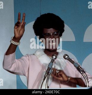 Shirley Anita Chisholm (1924 - 2005) amerikanische Politikerin. 1968 wurde sie die erste schwarze Frau, die in den Kongress der Vereinigten Staaten gewählt wurde. Bei den Präsidentschaftswahlen in den Vereinigten Staaten von 1972 war sie die erste schwarze Kandidatin, die für die Nominierung einer großen Partei für die Präsidentin der Vereinigten Staaten kandidierte, und die erste Frau, die für die Präsidentschaftsnominierung der Demokratischen Partei kandidierte. Stockfoto