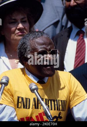 Desmond Mpilo Tutu (geboren 1931); südafrikanischer anglikanischer Geistlicher und Theologe, bekannt für seine Arbeit als Anti-Apartheid- und Menschenrechtsaktivist. Von 1985 bis 1986 war er Bischof von Johannesburg und von 1986 bis 1996 Erzbischof von Kapstadt. Stockfoto