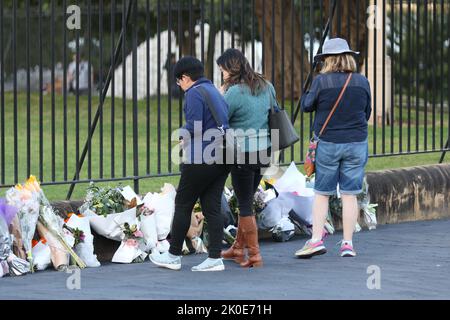 Sydney, Australien. 11.. September 2022. Mitglieder der Öffentlichkeit wurden gebeten, Blumen vor dem Government House, dem offiziellen Wohnsitz des Vertreters des Monarchen für NSW, zu lassen. Ein langsames Rinnsal von Menschen ging durch, um Blumen zu platzieren und ihre Achtung zu bezahlen. Kredit: Richard Milnes/Alamy Live Nachrichten Stockfoto