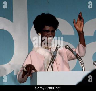 Shirley Anita Chisholm (1924 - 2005) amerikanische Politikerin. 1968 wurde sie die erste schwarze Frau, die in den Kongress der Vereinigten Staaten gewählt wurde. Bei den Präsidentschaftswahlen in den Vereinigten Staaten von 1972 war sie die erste schwarze Kandidatin, die für die Nominierung einer großen Partei für die Präsidentin der Vereinigten Staaten kandidierte, und die erste Frau, die für die Präsidentschaftsnominierung der Demokratischen Partei kandidierte. Stockfoto