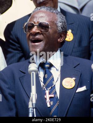 Desmond Mpilo Tutu (geboren 1931); südafrikanischer anglikanischer Geistlicher und Theologe, bekannt für seine Arbeit als Anti-Apartheid- und Menschenrechtsaktivist. Von 1985 bis 1986 war er Bischof von Johannesburg und von 1986 bis 1996 Erzbischof von Kapstadt. Stockfoto