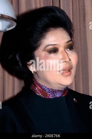 Imelda Marcos (geboren 1929) Filipina Politikerin und verurteilte Kriminelle, die 21 Jahre lang First Lady der Philippinen war, während der sie und ihr Mann Ferdinand Marcos dem philippinischen Volk Milliarden Stahl. Stockfoto