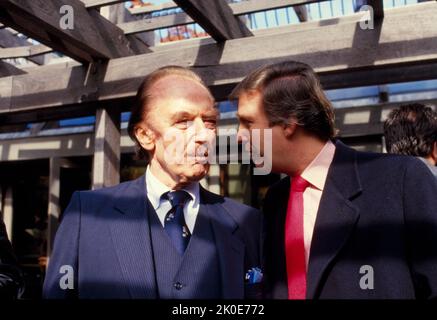 Fred Trump und Donald Trump bei Wollman Rink im Central Park, offenbar während einer Feier der Restaurierung im November 1986. Donald John Trump (geboren 1946), amerikanischer Politiker, Medienpersönlichkeit und Geschäftsmann, der von 2017 bis 2021 als Präsident der Vereinigten Staaten von 45. fungierte. Stockfoto