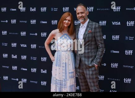 (L-R) Katie Chastain und Nathan Johnson nehmen an der Premiere von „Glass Onion: A Knives Out Mystery“ während des Toronto International Film Festival 2022 im Princess of Wales Theatre am 10. September 2022 in Toronto Teil Stockfoto