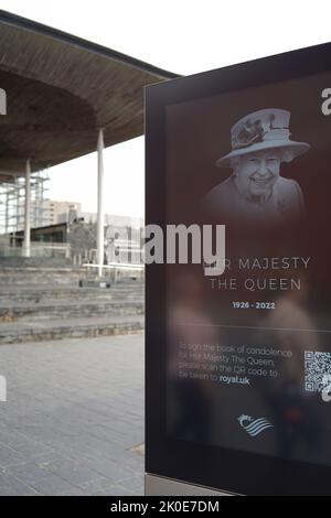 Cradiff Bay 11.. September 2022, elektronische Ehrungen an Ihre Majestät Königin Elizabeth II. Vor den Senedd/Welsh parliament Buildings in Cardiff Bay, Wales Credit: Penallta Photographics/Alamy Live News Stockfoto