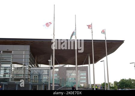 Cardiff Bay, Wales, September 11. 2022. Flaggen werden nach der Proklamation wieder auf den halben Mast gesenkt, Credit Penallta Photographics/Alamy Live Credit: Penallta Photographics/Alamy Live News Stockfoto