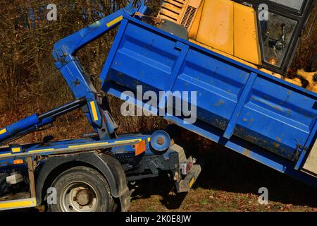 Ein Abschleppwagen lädt eine abgebrochene Maschine Stockfoto