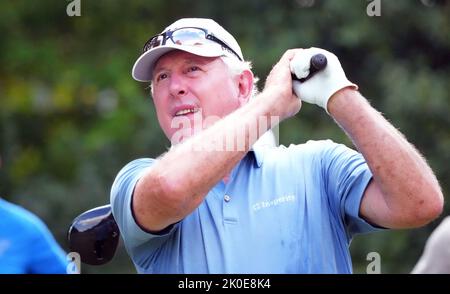 St. Louis, Usa. 10.. Juni 2022. Der PGA-Golfer Hale Irwin beobachtet seinen Abschlag während des Legends-Teils des Ascension Charity Classic im Norwood Hills Country Club in St. Louis am Samstag, den 10. September 2022. Foto von Bill Greenblatt/UPI Credit: UPI/Alamy Live News Stockfoto
