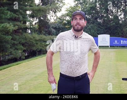 St. Louis, Usa. 10. September 2022. St. Louis Blues Captain Ryan O'Riley schaut am Samstag, den 10. September 2022, während des Legends-Teils des Ascension Charity Classic im Norwood Hills Country Club in St. Louis auf das 11.-Loch. Foto von Bill Greenblatt/UPI Credit: UPI/Alamy Live News Stockfoto