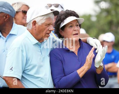 St. Louis, Usa. 10.. Juni 2022. PGA-Golfer Lee Trevino spricht mit Nancy Lopez, während die beiden am Samstag, den 10. September 2022, am Legends-Teil des Ascension Charity Classic im Norwood Hills Country Club in St. Louis teilnehmen. Foto von Bill Greenblatt/UPI Credit: UPI/Alamy Live News Stockfoto