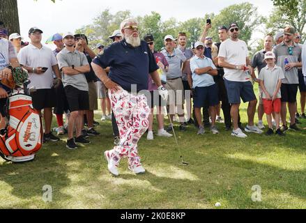 St. Louis, Usa. 10. September 2022. Der Golfer John Daly schaut seinen nächsten Schuss nach dem Abschlag in die Galerie auf dem neunten Loch während des Ascension Charity Classic im Norwood Hills Country Club in St. Louis am Samstag, 10. September 2022. Foto von Bill Greenblatt/UPI Credit: UPI/Alamy Live News Stockfoto
