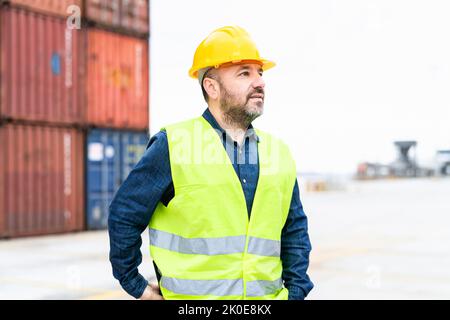 Wirtschaftsingenieur, der im logistischen Terminal der Containerfracht arbeitet Stockfoto