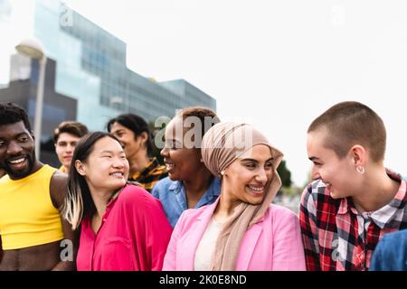 Junge multirassische Freunde haben Spaß zusammen in der Stadt hängen - Freundschaft und Vielfalt Konzept Stockfoto