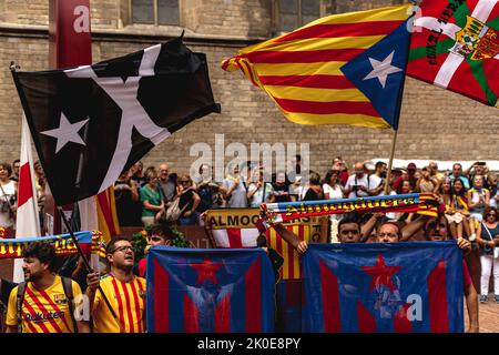 Barcelona, Spanien. 11. September 2022. Eine Gruppe von Kulen, Unterstützer des FC Barcelona, grüßt vor dem Fosser de Moreres-Denkmal am 'Diada' (katalanischer Nationalfeiertag) in Barcelona. Quelle: Matthias Oesterle/Alamy Live News Stockfoto