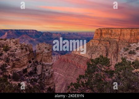 Ein Blick auf den zerklüfteten, aber wunderschönen und dramatischen Grand Canyon Nationalpark während eines launischen Sonnenuntergangs zeigt die komplizierten Details der Grate und Formati Stockfoto