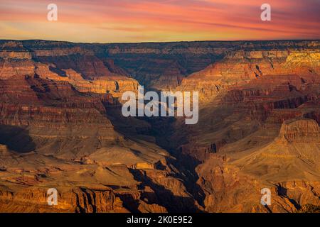 Ein Blick auf den zerklüfteten, aber wunderschönen und dramatischen Grand Canyon Nationalpark während eines launischen Sonnenuntergangs zeigt die komplizierten Details der Grate und Formati Stockfoto