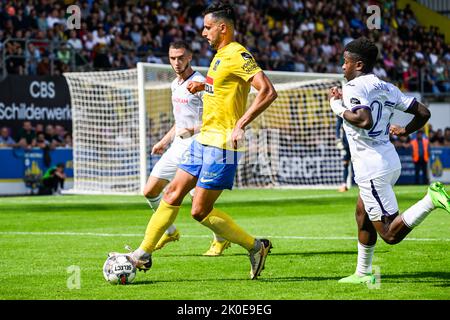 Westerlo's Nacer Chadli und Anderlecht's Zeno Debast in Aktion während eines Fußballmatches zwischen KVC Westerlo und RSC Anderlecht, Sonntag, 11. September 2022 in Westerlo, am 8. Tag der 'Jupiler Pro League' der ersten Division der belgischen Meisterschaft 2022-2023. BELGA FOTO TOM GOYVAERTS Stockfoto