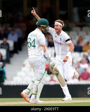 London, Großbritannien. 11. September 2022. Der englische Stuart Broad feiert, nachdem er den südafrikanischen Dean Elgar während des LV= Insurance Test Matches England gegen Südafrika im Kia Oval, London, Großbritannien, 11.. September 2022 (Foto von Ben Whitley/News Images) in London, Großbritannien, am 9/11/2022, entlässt hat. (Foto von Ben Whitley/News Images/Sipa USA) Quelle: SIPA USA/Alamy Live News Stockfoto