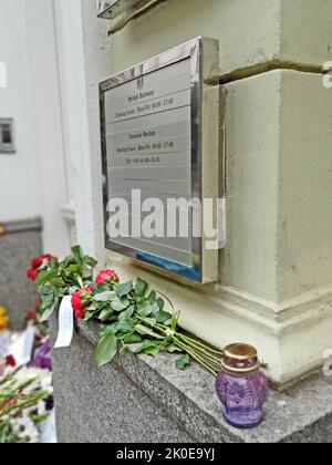 Blumen und Botschaften, die die Öffentlichkeit in der Nähe der britischen Botschaft (Botschaft Großbritanniens) in Kiew als Hommage an Königin Elisabeth II. Am 09. September 2022 in Kiew, Ukraine, hinterlassen hat. Königin Elizabeth II. Starb am 8. September 2022 im Alter von 96 Jahren. Stockfoto