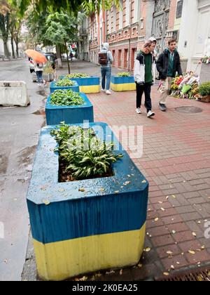 Blumen und Botschaften, die die Öffentlichkeit in der Nähe der britischen Botschaft (Botschaft Großbritanniens) in Kiew als Hommage an Königin Elisabeth II. Am 09. September 2022 in Kiew, Ukraine, hinterlassen hat. Königin Elizabeth II. Starb am 8. September 2022 im Alter von 96 Jahren. Stockfoto