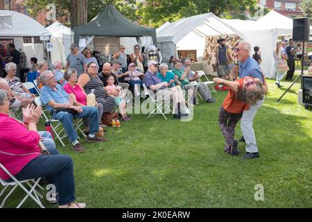 Norwich, NY, USA - 10. September 2022: Ein älteres Paar Swing tanzt zu den Klängen von Live-Dixieland-Musik beim Colorscape Chenango Arts Festival, einem fre Stockfoto