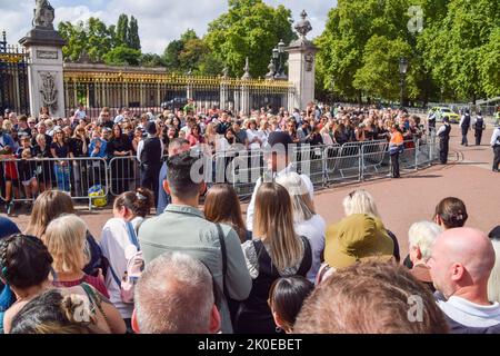 London, Großbritannien. 11. September 2022. Menschenmassen warten darauf, dass König Charles III. Am Buckingham Palace eintrifft. Kredit: Vuk Valcic/Alamy Live Nachrichten Stockfoto