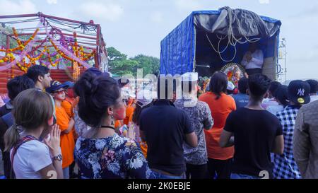 Der indische Hindu-Gott Ganesh Visarjan im Girgum, Mumbai, Massenversammlung der Öffentlichkeit Stockfoto