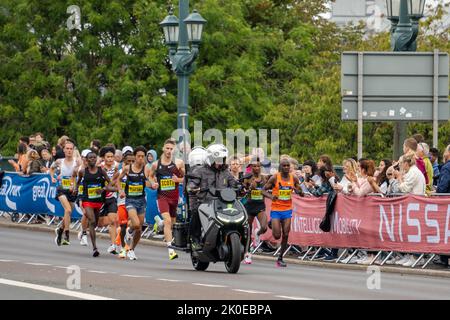 Gateshead, Großbritannien. 11.. September 2022: Elite-Männer-Läufer beim Great North laufen beim Halbmarathon kurz nach der Überquerung der Tyne Bridge von Newcastle upon Tyne. Quelle: Hazel Plater/Alamy Live News Stockfoto